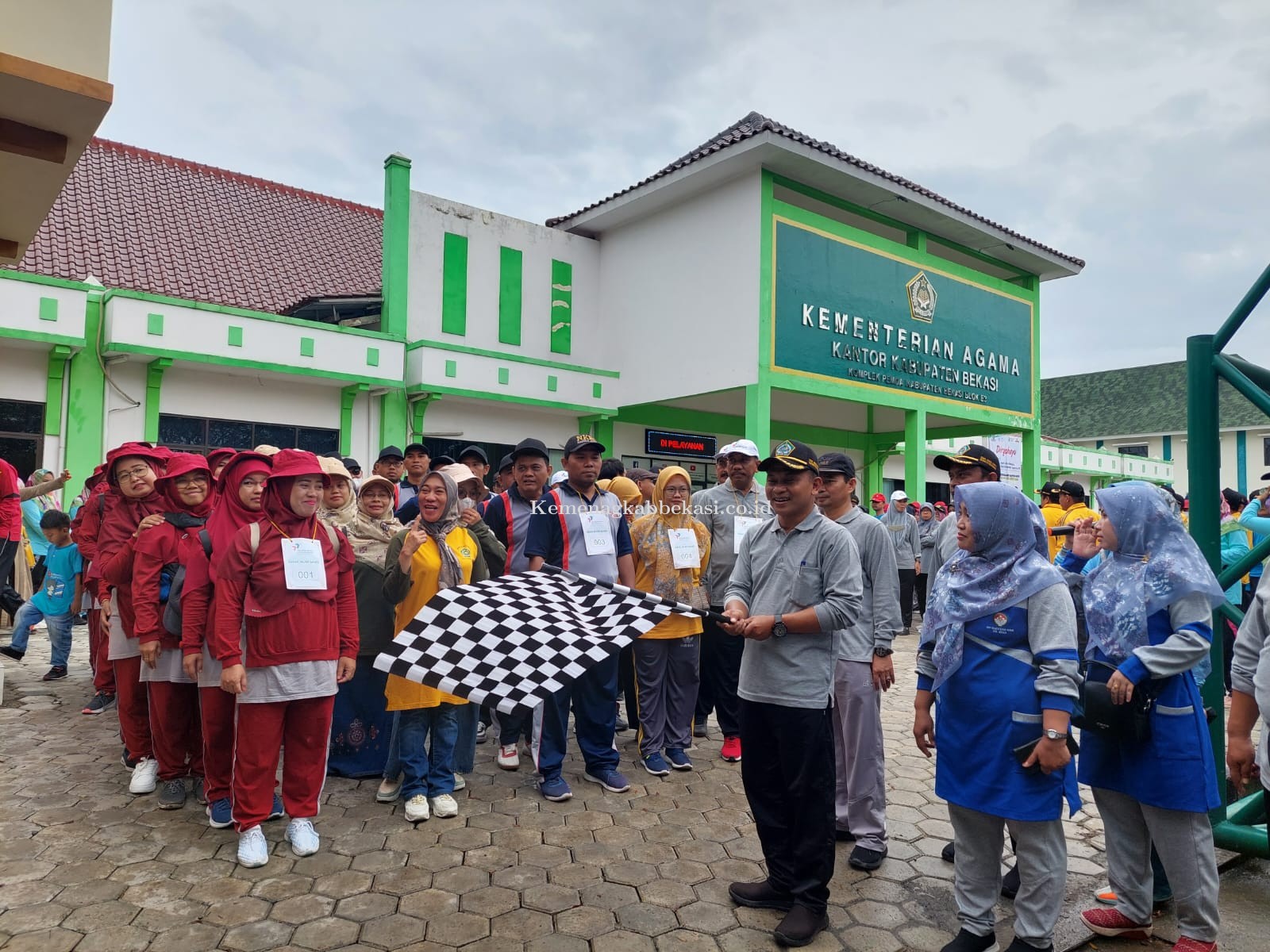 Gerak Jalan Hari Amal Bhakti Ke 77 Kemenag Kabupaten Bekasi Berlangsung Meriah