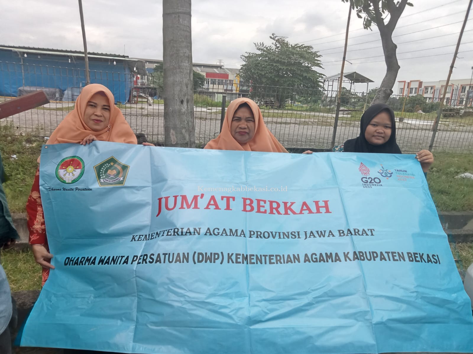 Tumbuhkan Semangat Berbagi, DWP Kemenag Kab. Bekasi Adakan Kegiatan Jumat Berkah